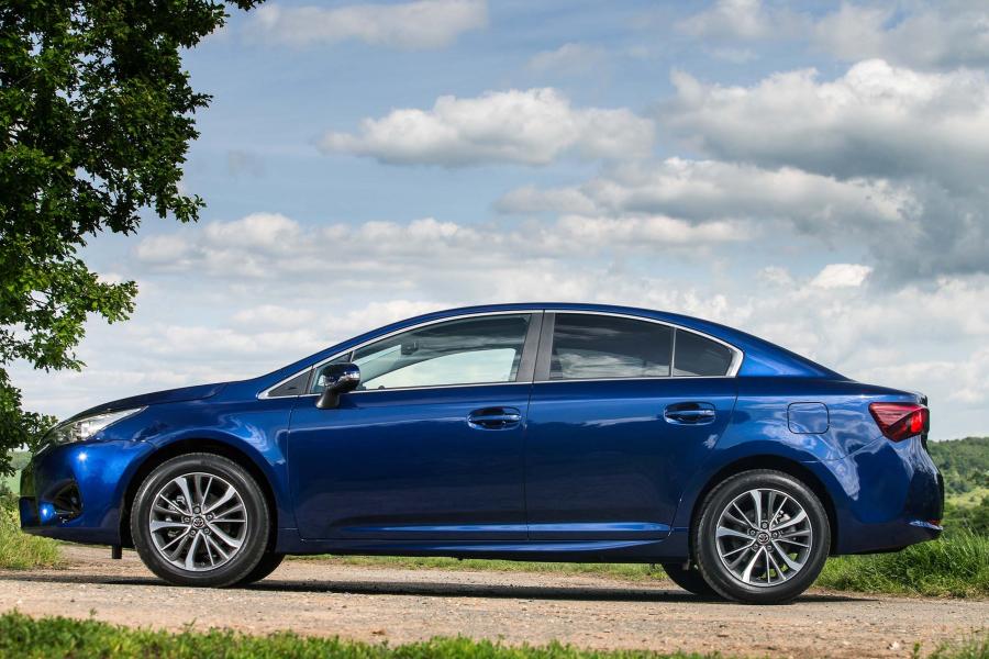  Toyota Avensis 2015 года  (UK) (фото 10 из 27)
